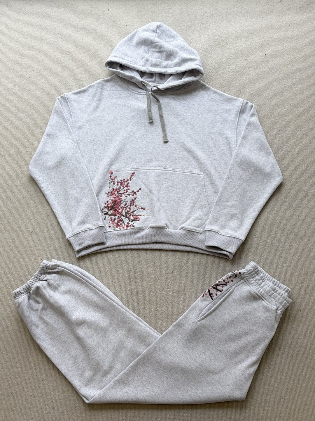 Derschutze Floral Embroidery Fleece-Lined Casual Suit for Men and Women: Hooded Sweatshirt, Loose Fit Jogger Pants