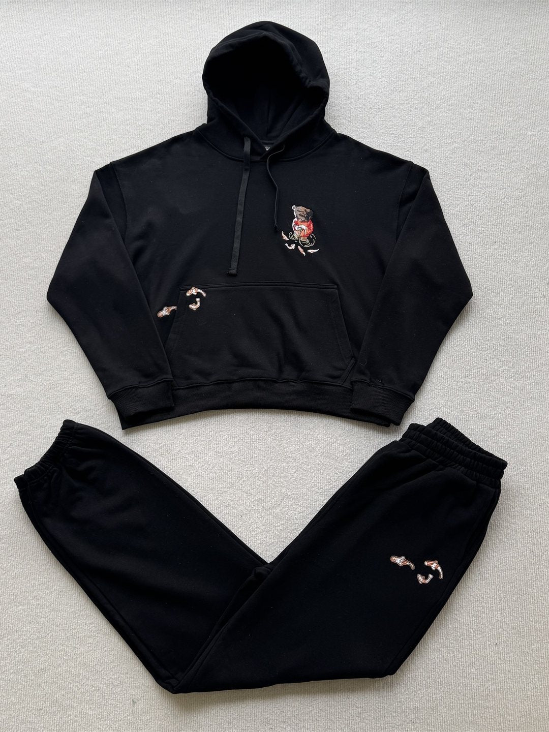 Derschutze American-style hooded sweatshirt and loose-fitting sweatpants, unisex casual sportswear set with embroidered bear and koi fish.